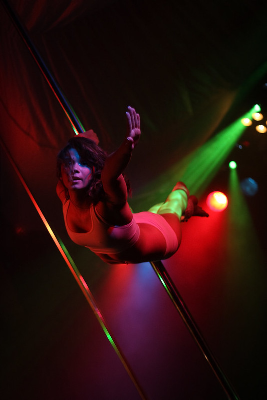 Photo of highly skilled pole dancing